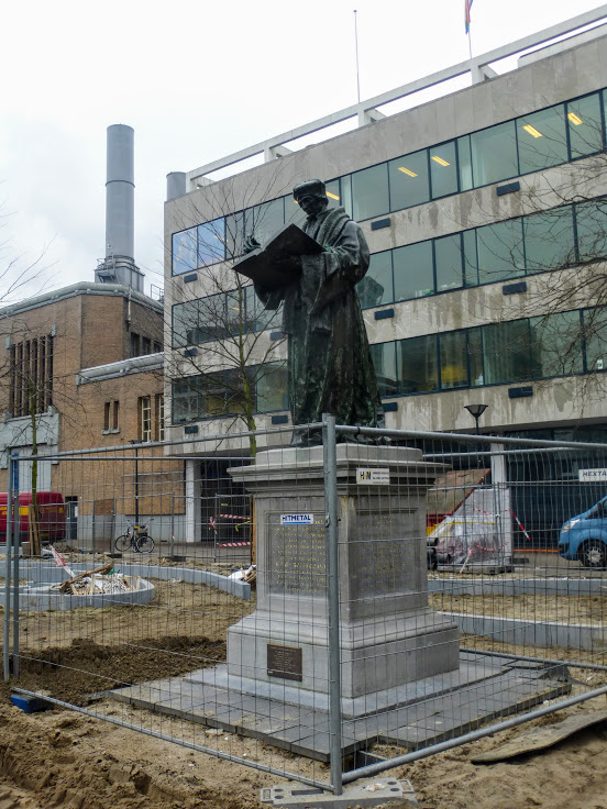 pomnik-erazma-z-rotterdamu