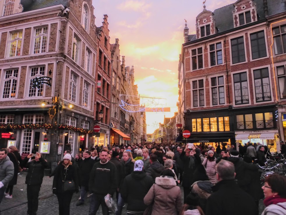 Turyści w czasie jarmarkó bożonarodzeniowych.JPG